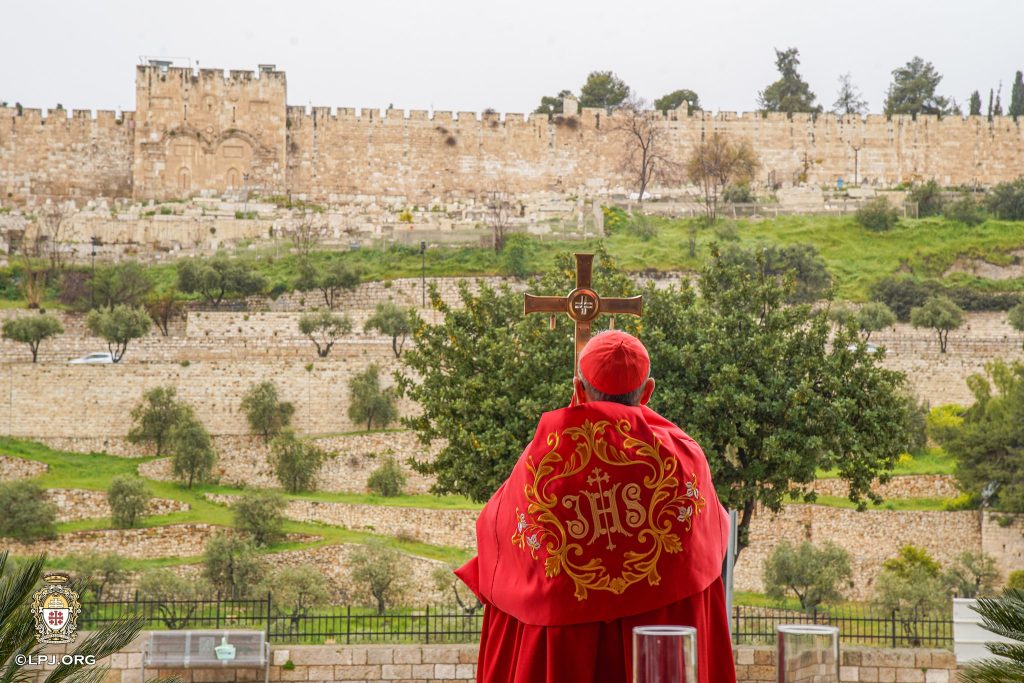 Pierbatista Pizzaballa precsidiu a celebração da palavra e oração pela paz em frente à Igreja das Nações em Getsêmani, com vista para a Cidade Santa, 29 março 2026. Foto Patriarcado Latino de Jerusalém