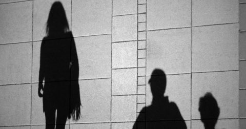 ‘j’ de jovem - Não são só eles, somos nós! Sombra de adolescente e pais projetada no chão. Foto Alex Linch