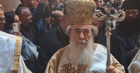 Patriarca Teófilo III de Jerusalém e de toda a Palestina durante a cerimónia do Fogo Sagrada, a 11 de abril, na Igreja do Santo Sepulcro, em Jerusalém. Foto © Patriarcado de Jerusalém.