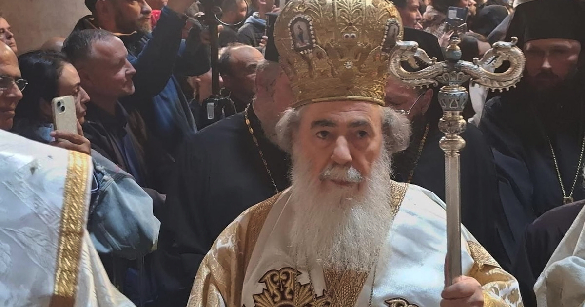 Teófilo Patriarca Teófilo III de Jerusalém e de toda a Palestina durante a cerimónia do Fogo Sagrada, a 11 de abril, na Igreja do Santo Sepulcro, em Jerusalém. Foto © Patriarcado de Jerusalém.