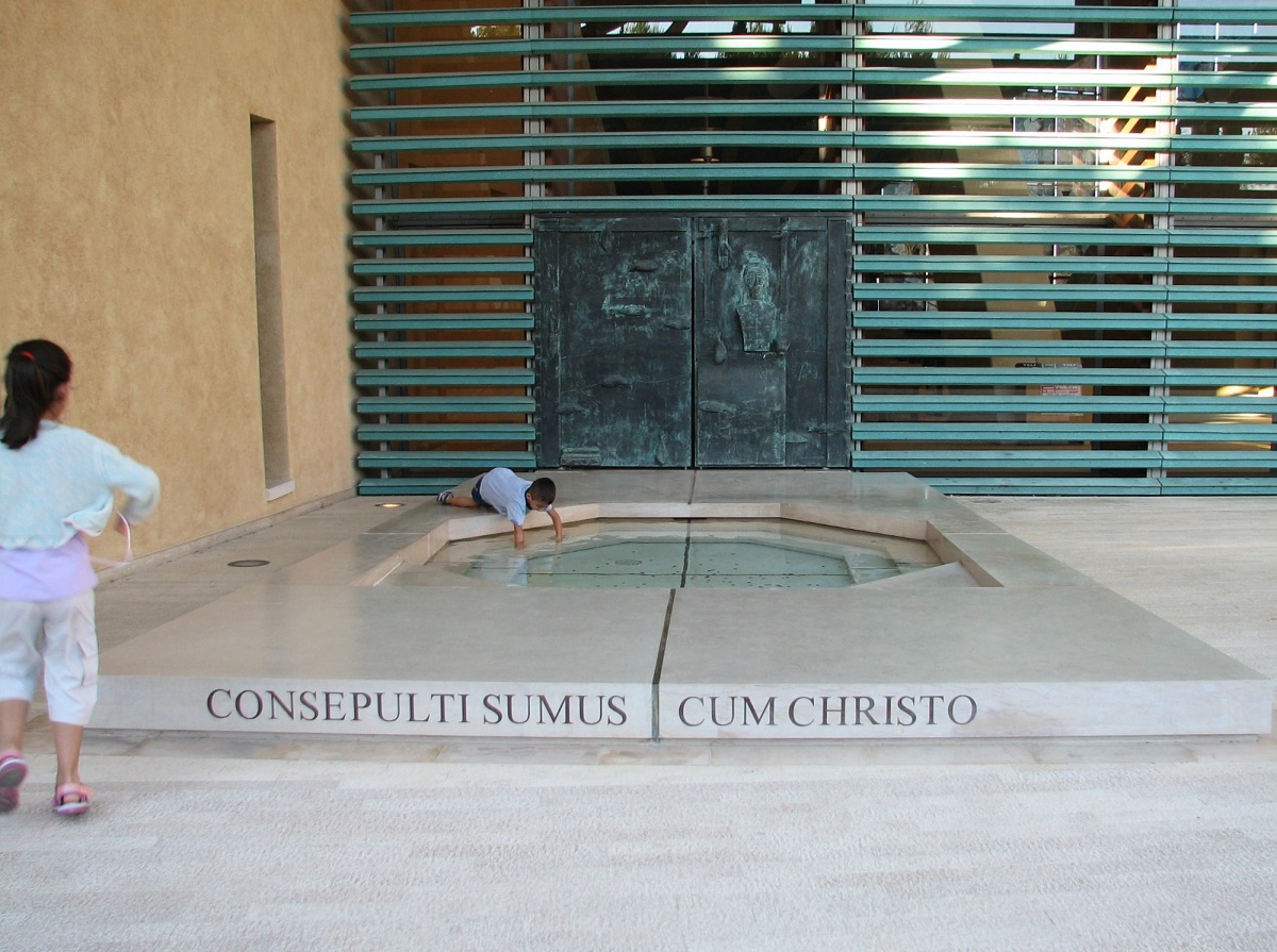 Batistério exterior no Santuário de S. Pio de Pietrelcina (1991-2004), San Giovanni Rotondo, Itália