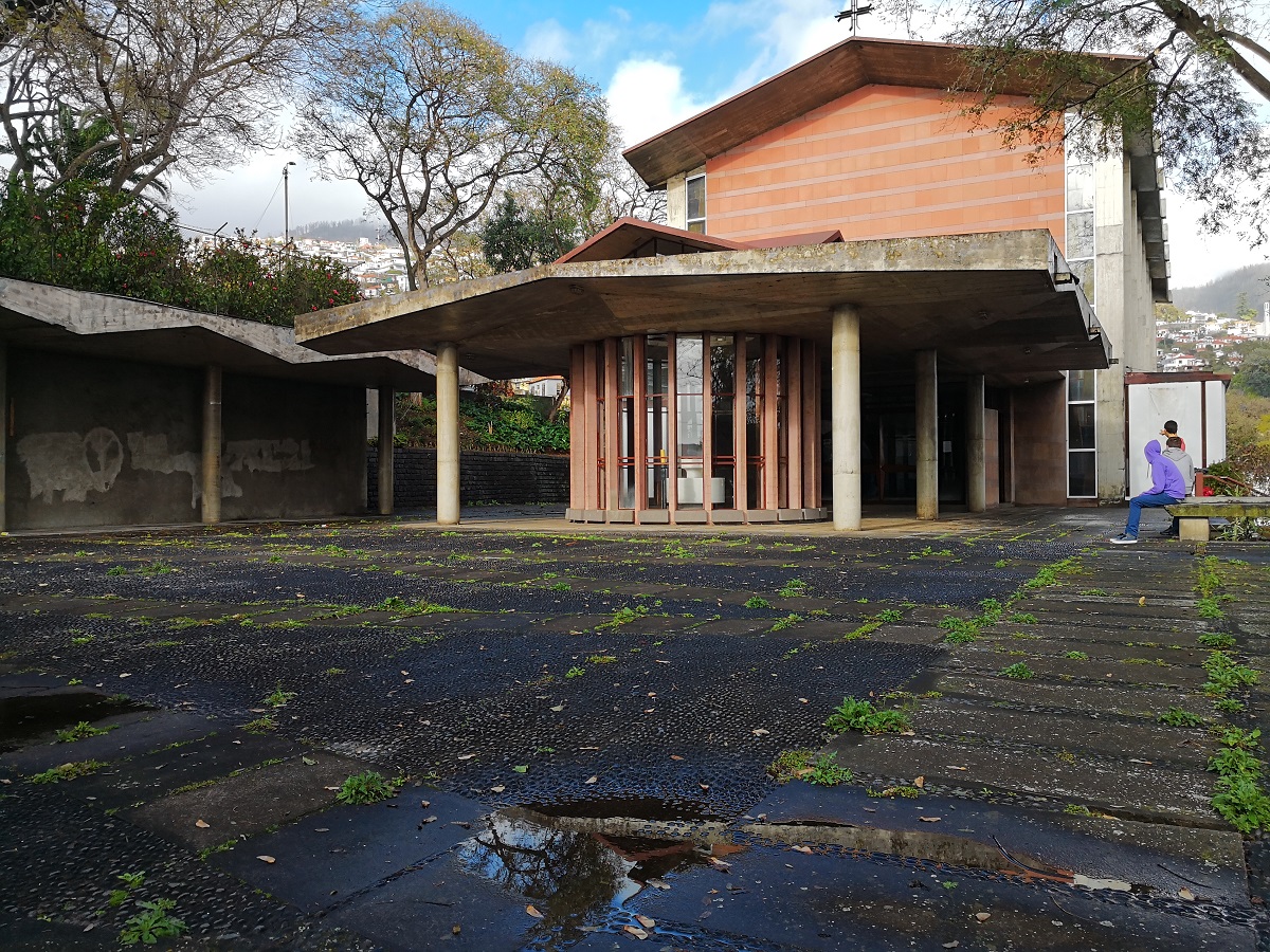 Batistério exterior na Igreja do Imaculado Coração de Maria
