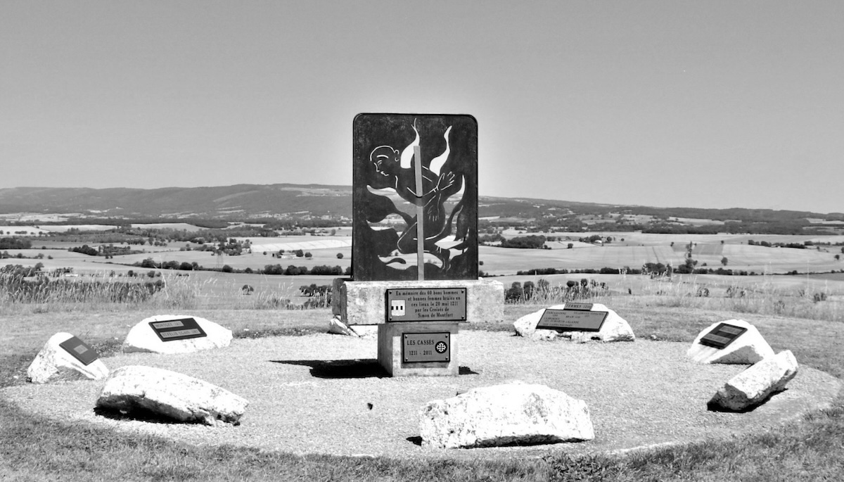 Memorial cátaro em Les Cassès (França), criado em 2011. Fonte: imagem publicada pelo Cahier Nomade.https://www.cahiernomade.com/2021/12/03/le-lauragais-de-a-a-z/