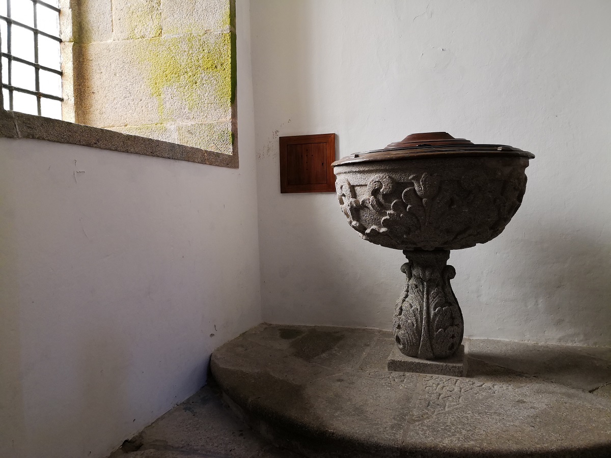 Batistério na Igreja do Mosteiro de S. Romão de Neiva, Viana do Castelo