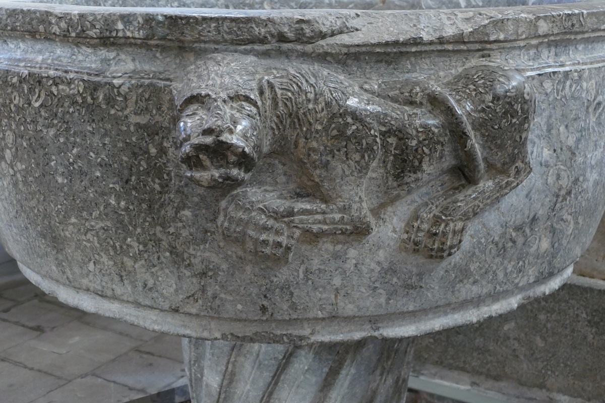 Detalhe na pia batismal na Catedral de Cefalù (séc. XII), Sicília, Itália