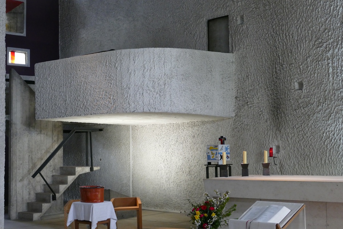 [Pia batismal, por ocasião da Páscoa, na Capela Notre-Dame-du-Haut