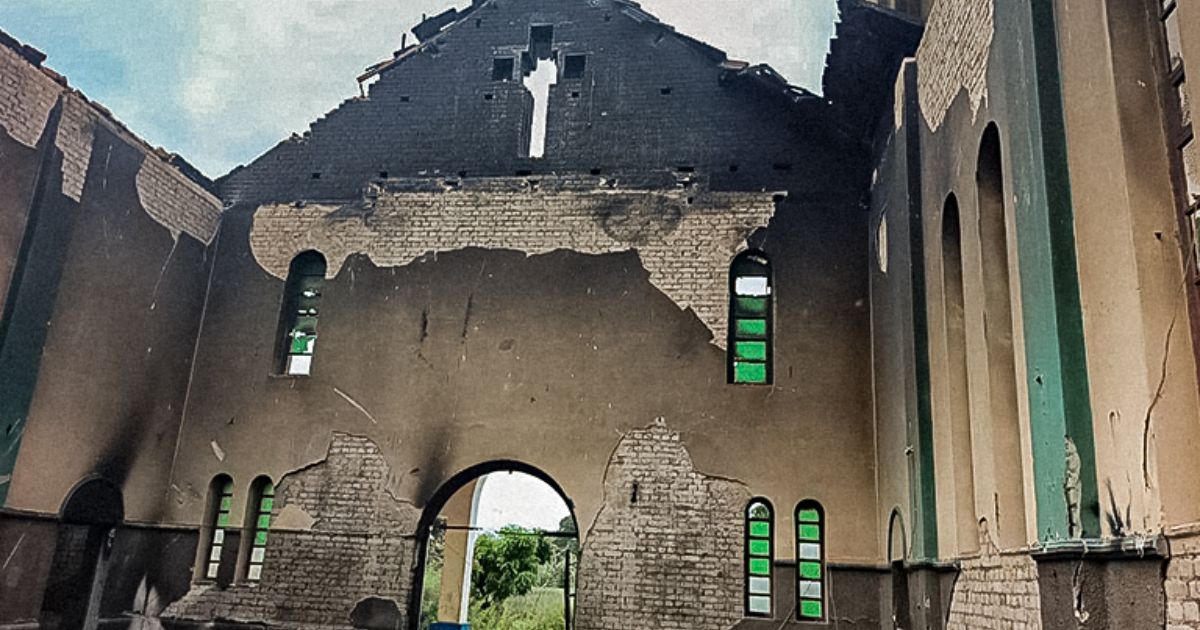 A paróquia de São Luís de Monfort foi foi atacada e totalmente queimada pelos insurgentes. Foto ACN A paróquia de São Luís de Monfort foi foi atacada e totalmente queimada pelos insurgentes. Foto ACN