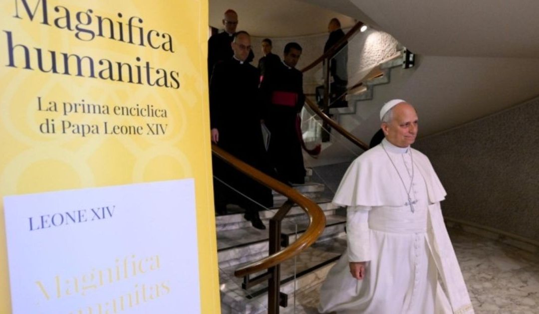 Um Papa preocupado mas esperançoso, que quer “desarmar” mas também “reconstruir”
