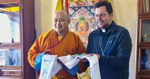 Missionários da Consolata vivem momentos de partilha com “amigos budistas” Cardeal Giorgio Marengo entregou um presente simbólico ao abade budista Ganzaya Foto Direitos reservados