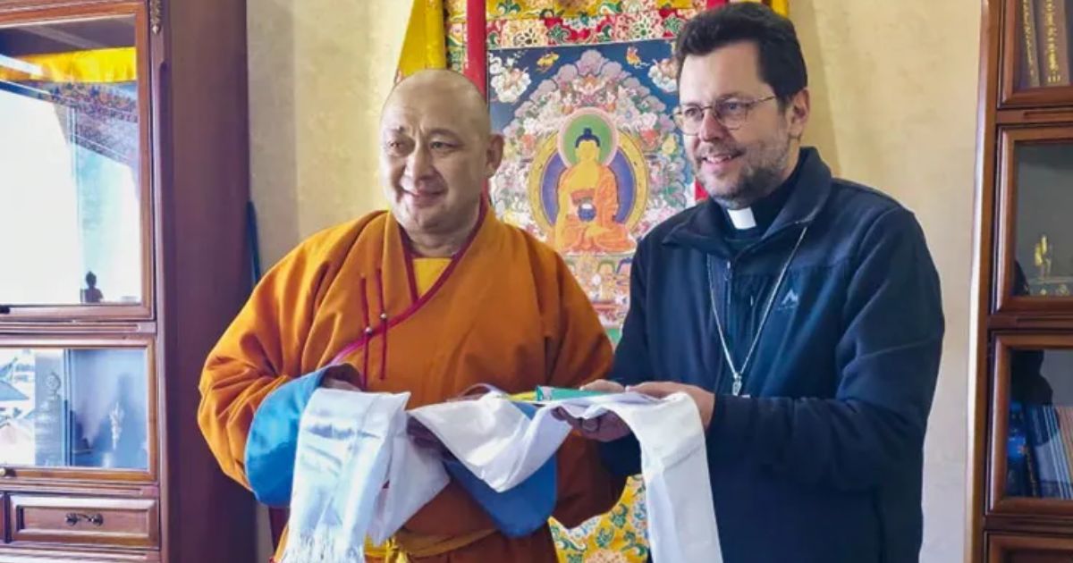 Cardeal Giorgio Marengo entregou um presente simbólico ao abade budista Ganzaya Foto Direitos reservados Cardeal Giorgio Marengo entregou um presente simbólico ao abade budista Ganzaya Foto Direitos reservados