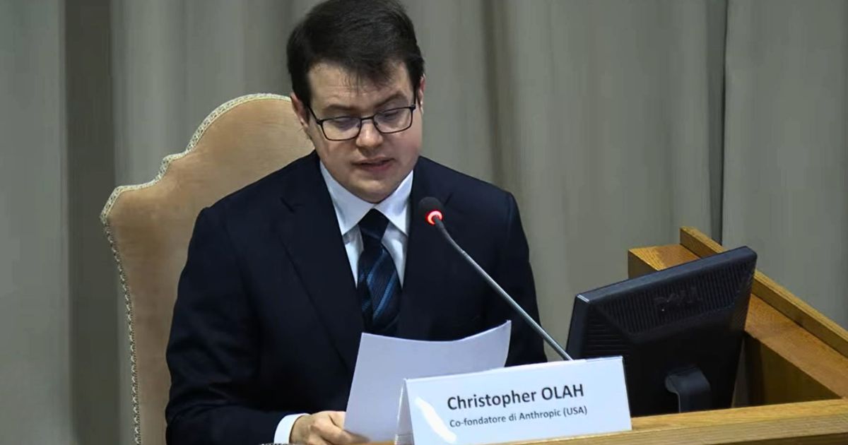 Christopher Olah na apresentação da enciclica Magnifica Humanitas, 25 maio 2026. Foto Vatican Media Christopher Olah na apresentação da enciclica Magnifica Humanitas, 25 maio 2026. Foto Vatican Media