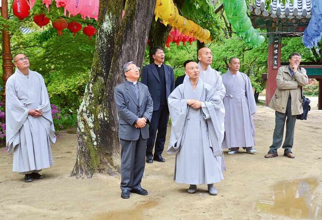 - O bispo de Kwangju – Kim Hee-joong Higino – o padre Diego Cazzolato e diversos monges budistas encontraram-se para um momento de diálogo em 2023