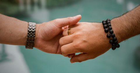 Carta às minhas irmãs e irmãos católicos mais conservadores, após o relatório sobre as “questões emergentes” Dois homens de mão dada, homossexualidade. Foto Bárbara Ribeiro, Pexels