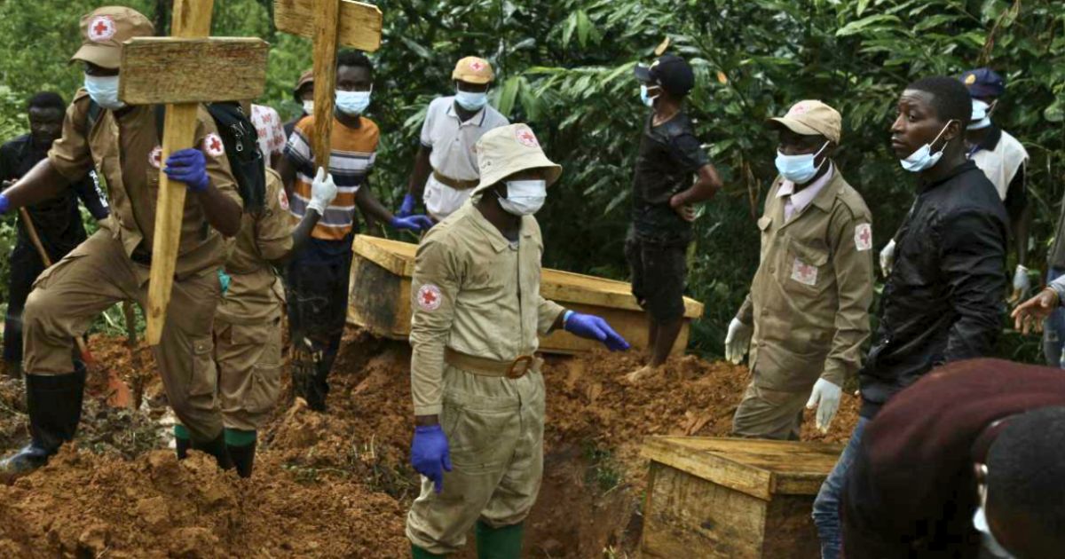 Enterro na RDC. Foto © Seros Muyisa AFP via Getty Images Voluntários da Cruz Vermelha reúnem-se em torno de caixões contendo os restos mortais das vítimas durante uma cerimónia de enterro na aldeia de Ntoyo, a 10 de setembro de 2025, após um dos ataques mais horríveis do ano levados a cabo pelas Forças Democráticas Australianas (ADF). Os combatentes mataram mais de 60 pessoas nesse ataque. © Seros Muyisa / AFP via Getty Images
