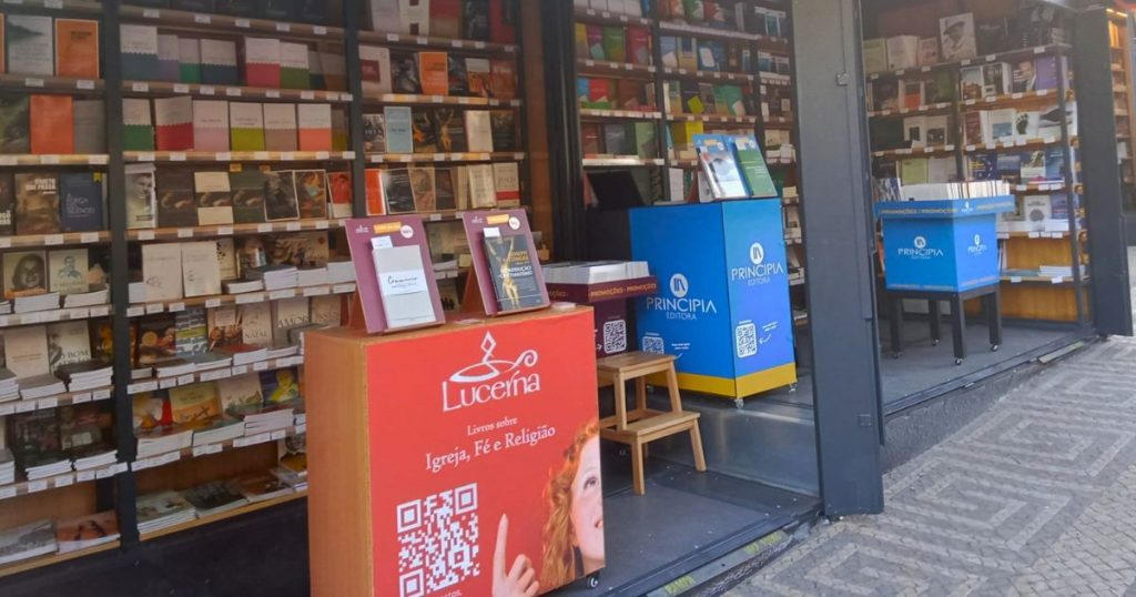 Feira do Livro, stand da Lucerna. Foto Principia Editora