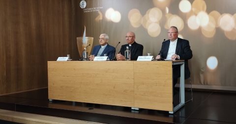 José Ornelas, bispo da diocese de Leiria-Fátima, Rui Valério, Patriarca de Lisboa, e Carlos Cabecinhas, reitor do Santuário de Fátima, intervieram na conferência de imprensa de apresentação da peregrinação de maio 2026. Foto Juliana Batista