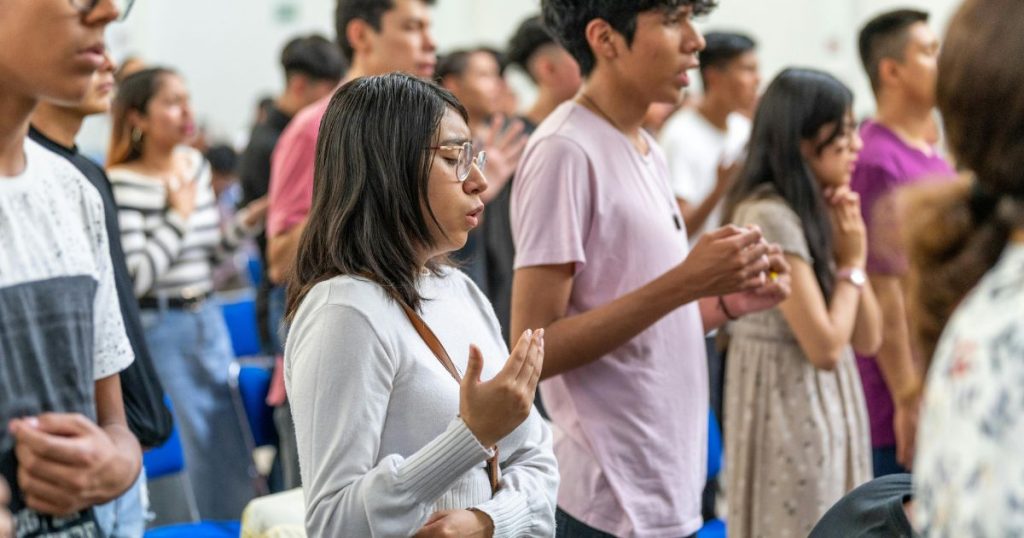 Jovens na missa. Foto Israel Torres de Pexels