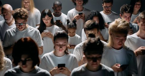 Jovens no telemóvel. Foto cottonbro studio de Pexels