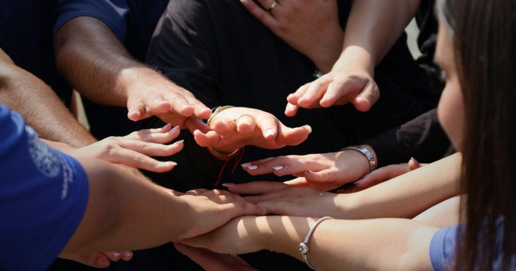 Mãos juntas, união, acolhimento. Foto Tahir Xəlfə de Pexels