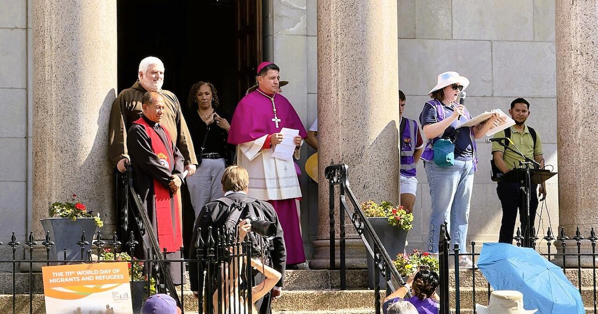 Evelio Menjivar-Ayala, de 55 anos, na procissão em comemoração do 111.º Dia Mundial do Migrante e do Refugiado, organizada pela Arquidiocese de Washington, em setembro de 2025. Foto © Farragutful, CC BY-SA 4.0 , via Wikimedia Commons.