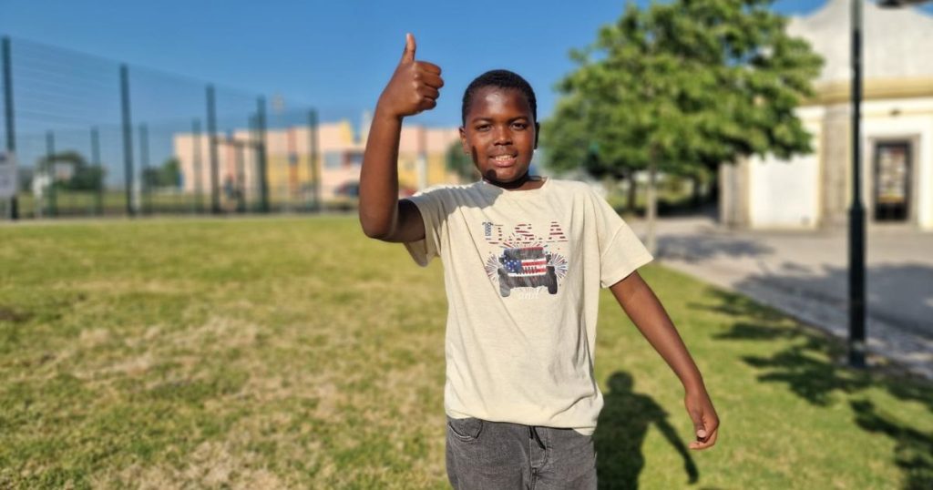 Nacamura tem 12 anos, veio de Angola e é católico. Foto © Clara Raimundo 7MARGENS
