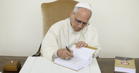 O Papa Leão assina o primeiro exemplar do livro que reúne suas intervenções como Prior Geral dos Agostinianos. Foto Vatican Media