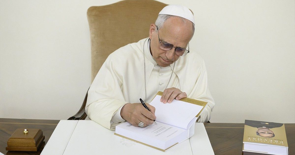 O Papa Leão assina o primeiro exemplar do livro que reúne suas intervenções como Prior Geral dos Agostinianos. Foto Vatican Media