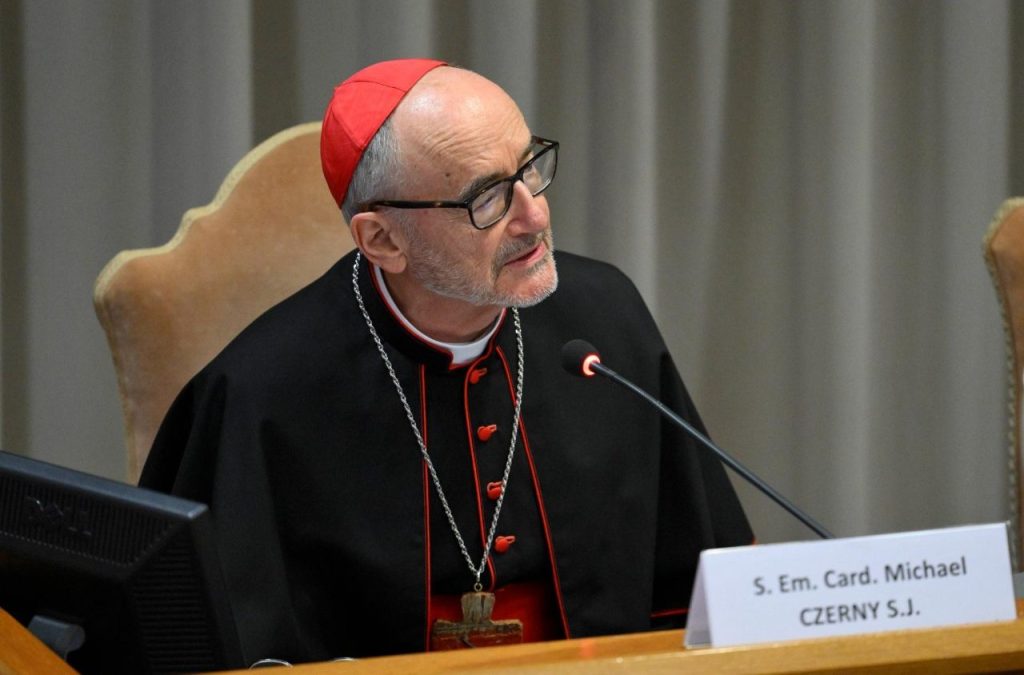 O cardeal Michael Czerny, prefeito do Dicastério para o Serviço do Desenvolvimento Humano Integral, apresenta a encíclica (@VaticanMedia)