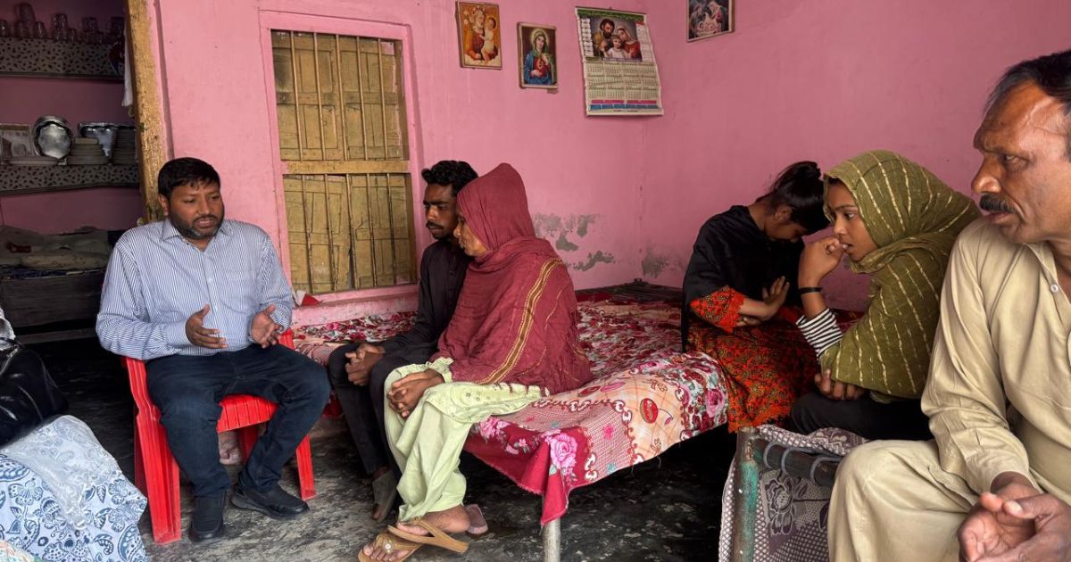 O frei capuchinho Lazar Aslam com a família de Sewaira Manzoor, jovem católica raptada e violada. Foto DR