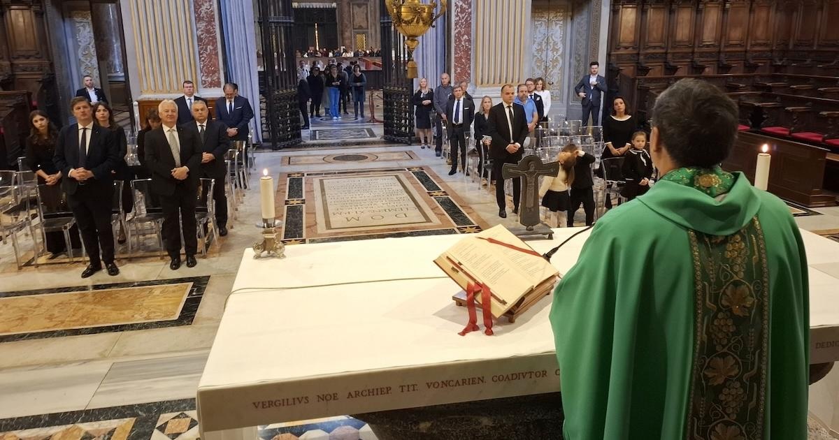 Orban missa Antes de uma audiência oficial com o Papa Leão XIV, o então primeiro-ministro húngaro, Viktor Orbán, e a mulher, Anikó Lévai, participaram numa missa a 27 de outubro de 2025, juntamente com filhos e netos, na Capela do Coro dos Canónigos da Basílica de São Pedro, no Vaticano, informou a página de Facebook em húngaro do Vatican News. O portal católico Magyar Kurír partilhou várias imagens. Foto: Direitos reservados.