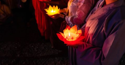 Vaticano pede a cristãos e budistas que sejam "artífices da paz, não observadores passivos" Os budistas seguram lanternas e grinaldas em oração à noite, no dia de Vesak, para celebrar o aniversário de Buda Foto Vinhdav