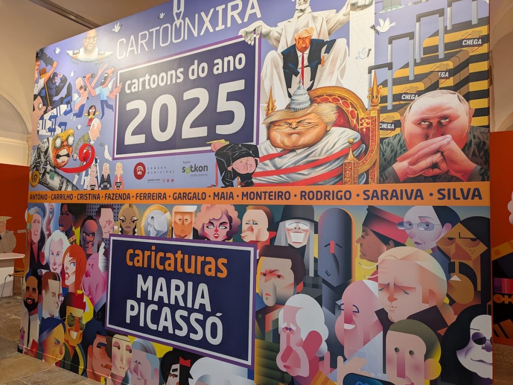 Painel de entrada da exposição Cartoon Xira 2026