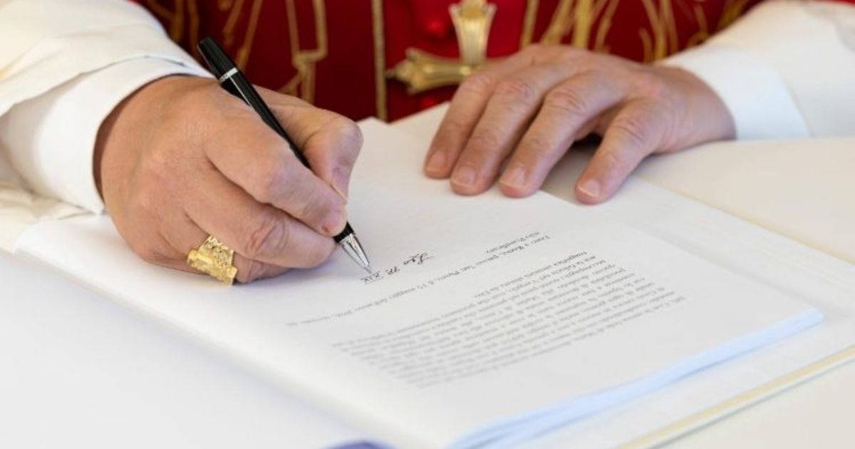 Papa assina a sua primeira encíclica, magnifica Humanitas. Foto Vatican Media Papa assina a sua primeira encíclica, magnifica Humanitas. Foto Vatican Media
