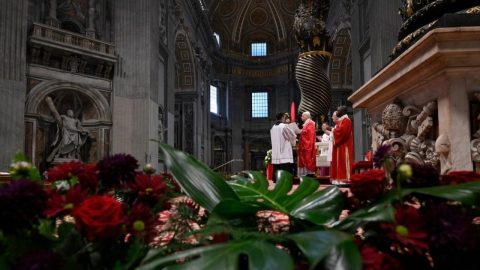 Papa: Guerra é vencida "pela omnipotência do amor", não por "uma superpotência" Leão XIV presidiu à Missa de Pentecostes na Basílica de São Pedro, no Vaticano. Foto © Vatican Media.