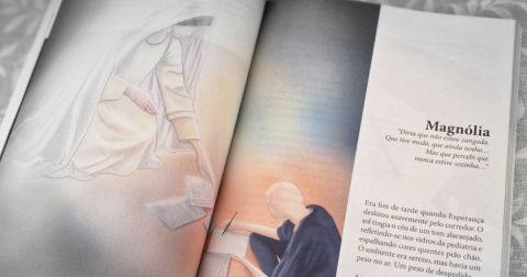 Uma "pausa de luz" na Pediatria do IPO de Lisboa Pormenor do interior do livro Da Fragilidade à Esperança, do pe. Custódio Langane. Foto Clara Raimundo
