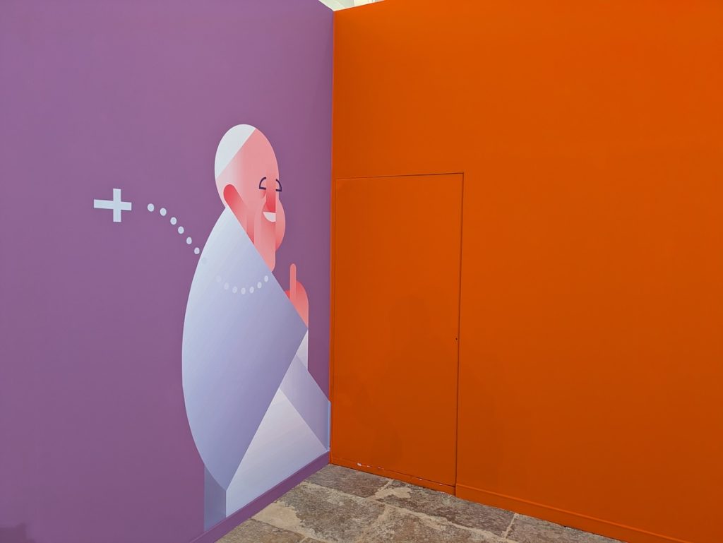 Reprodução da caricatura do Papa Francisco, de Maria Picassó, nas paredes da exposição Cartoon Xira 2026