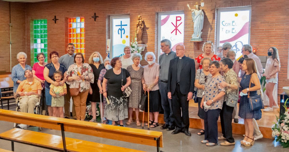 Tomada de posse do padre Carlos Alberto na paróquia a 7 de abril de 2022 com vigário episcopal e alguns fiéis. Foto DR