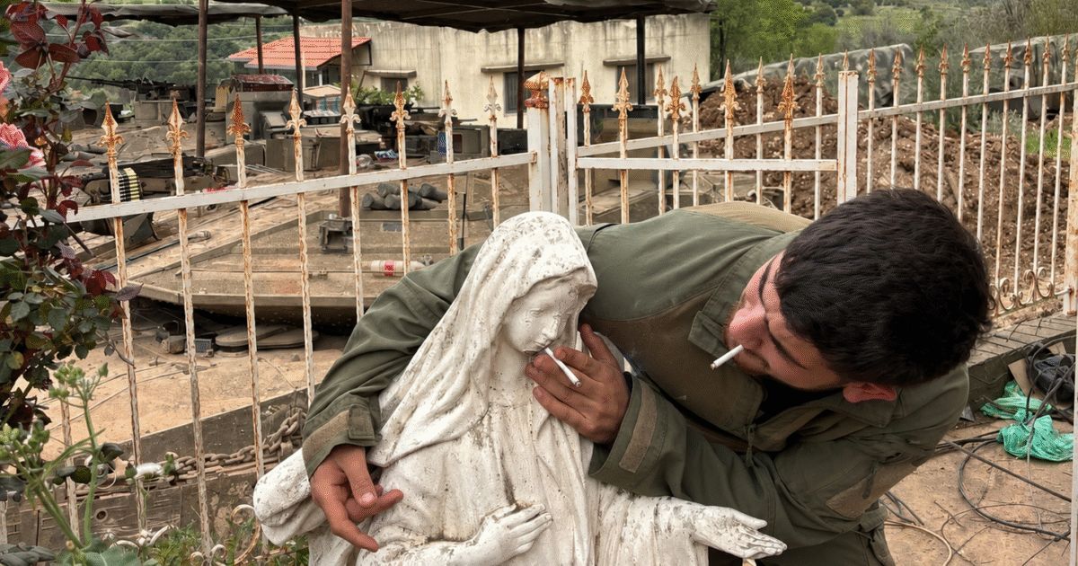 Um soldado israelita coloca um cigarro na boca de uma escultura da Virgem Maria em Debel, no sul do Líbano. Foto reproduzida a partir das redes sociais.