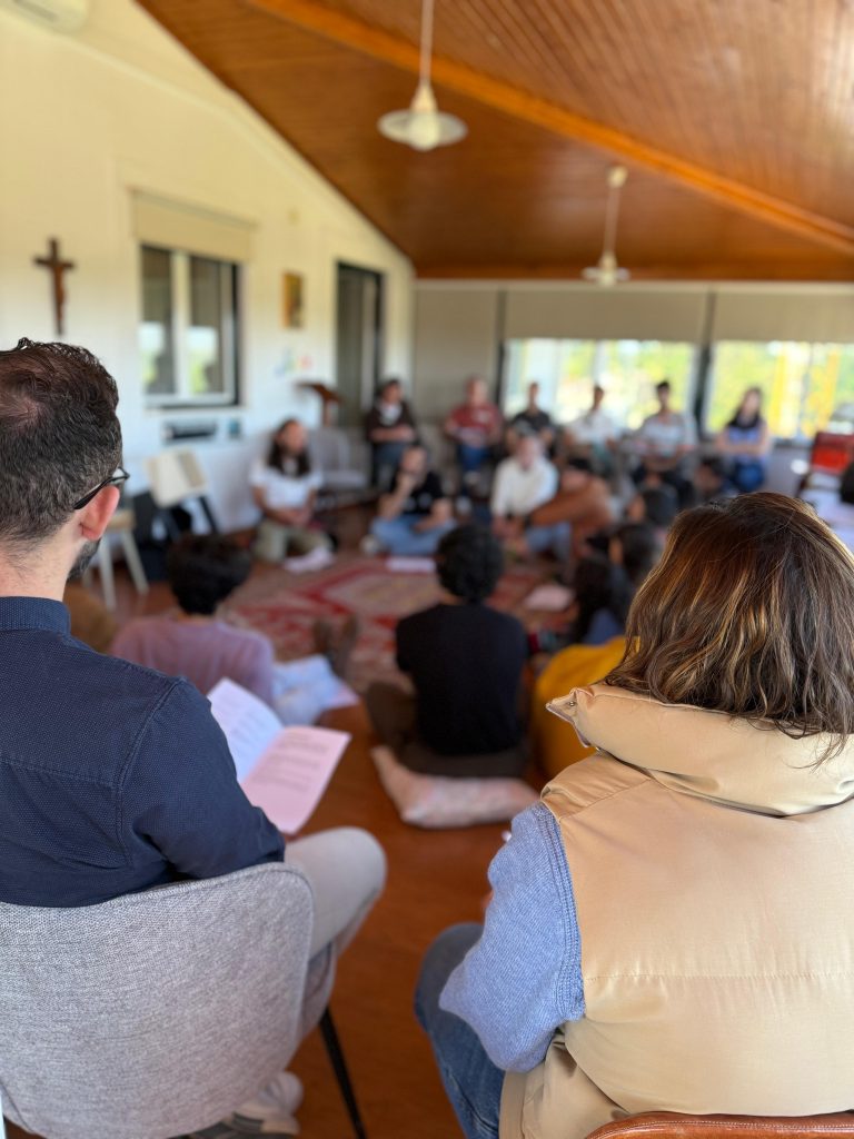 Momento de oração num encontro do movimento Sopro, em abril de 2026. Foto DR