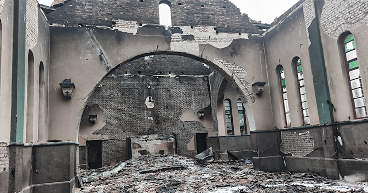 A igreja da paróquia de São Luis de Monfort, em Cabo Delgado, no norte de Moçambique, foi destruída por alegados insurgentes do Estado Islâmico. Foto © Fundação AIS.