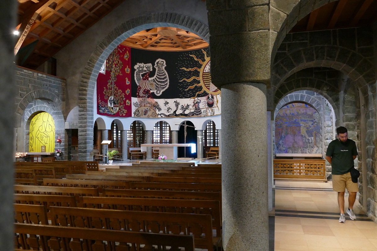 Interior da igreja de Notre-Dame-de-Toute-Grâce du Plateau d'Assy