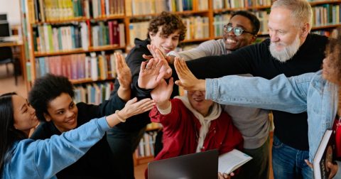 Alunos e professor. Foto Yan Krukau de Pexels
