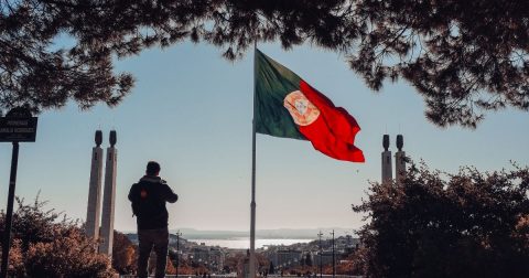 “Vencer o medo juntos, não divididos”: bispo apela ao diálogo contra os discursos de ódio Bandeira de Portugal no cimo do Parque Eduardo VII. Foto wendel moretti de Pexels