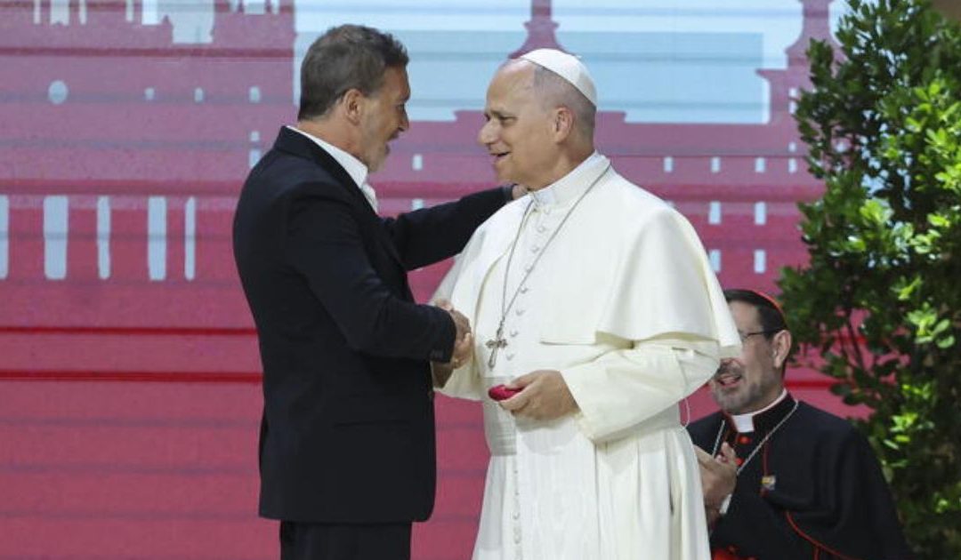 O feitiço de Deus: o malaguenho Banderas a falar com o Papa