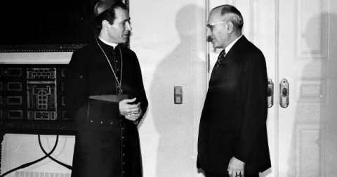 Quando a PIDE espiou o cardeal Ribeiro por causa da Capela do Rato O cardeal Ribeiro com Marcello Caetano, então presidente do Conselho de Ministros, em cuja época se acentuou a vigilância sobre o patriarca de Lisboa. Foto do Arquivo PIDE/DGS-Torre do Tombo, reproduzida no livro. Histórias da PIDE José Pedro Castanheira