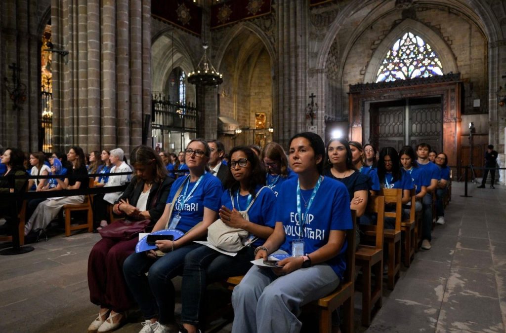 Fiéis na Catedral de Santa Cruz e Santa Eulália, em Barcelona, durante a Oração da Hora Sexta (@Vatican Media)