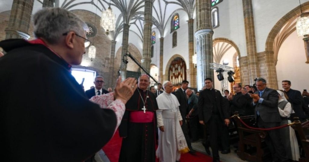 José Mazuelos, bispo das Canárias, acompanha o Papa Leão no entro com religiosos e agentes pastorais na Catedral de Sant'Ana (Las Palmas de Gran Canaria) Foto Vatican Media