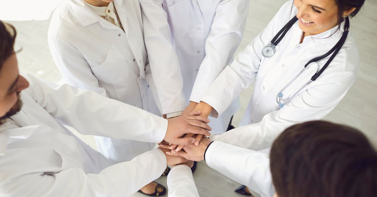 Jovens médicos, união, ajuda. Foto Studio Roman