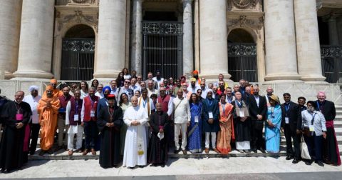 Vaticano reuniu budistas, cristãos, hindus e sikhs num diálogo inter-religioso Líderes hindus, budistas, cristãos, jainistas e sikhs com o Papa Leão XIV. Foto ISKCON