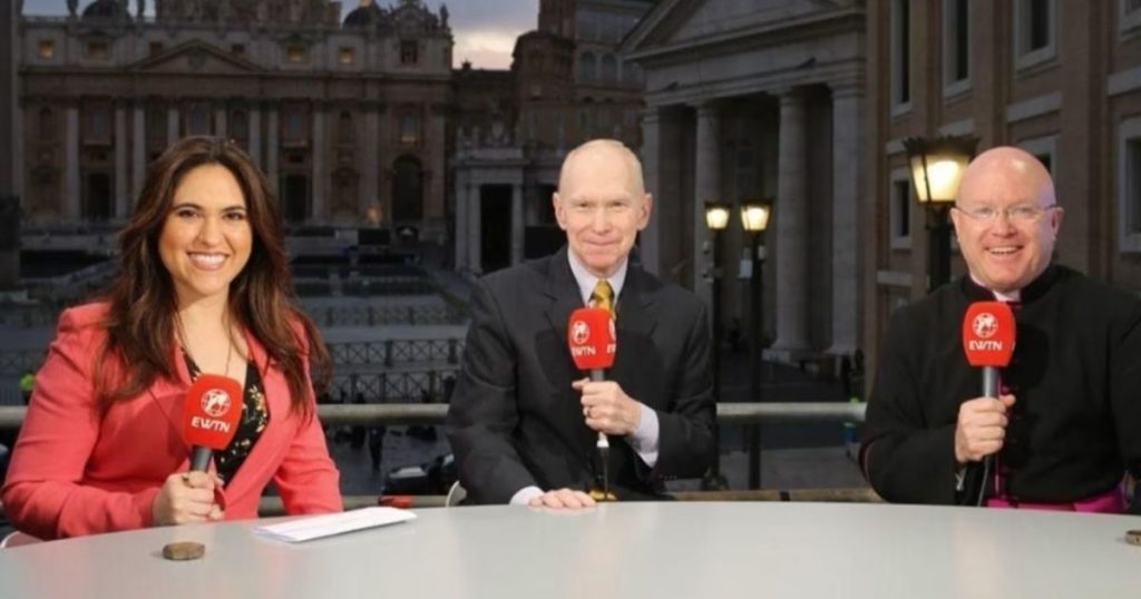 Montserrat Alvarado com Matthew Bunson (centro) e Mons. Roger Landry, no Vaticano em 24 de abril de 2025. Crédito Notícias EWTN